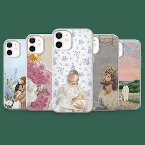 Puede incluir: Una colecci&oacute;n de cinco fundas para tel&eacute;fonos con obras de arte religiosas. Las fundas muestran im&aacute;genes de Jes&uacute;s, corderos y dise&ntilde;os florales en varios estilos art&iacute;sticos. La paleta de colores incluye azules, rosas y tonos tierra, creando una est&eacute;tica serena y espiritual.