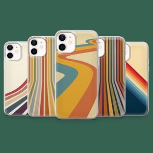 Puede incluir: Una colección de cinco fundas para teléfonos con diseños retro. Las fundas presentan patrones coloridos que incluyen líneas curvas, rayas verticales y un diseño de arcoíris. Las fundas están en cubiertas protectoras transparentes.