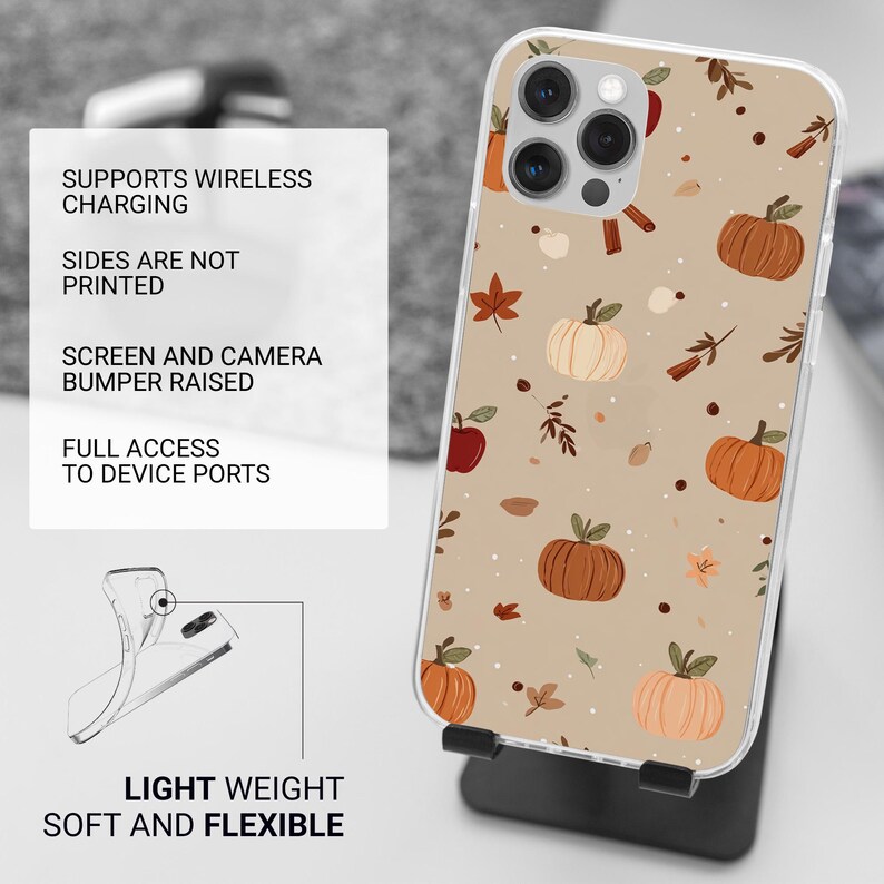 Puede incluir: Una funda transparente para tel&eacute;fono con un fondo beige con un patr&oacute;n de calabazas, hojas y manzanas. La funda est&aacute; sobre un soporte negro. El texto de la imagen dice: Admite carga inal&aacute;mbrica, Los lados no est&aacute;n impresos, Pantalla y c&aacute;mara con parachoques elevados, Acceso completo a los puertos del dispositivo, Ligero, Suave.