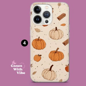 Puede incluir: Funda transparente para tel&eacute;fono con un dise&ntilde;o de oto&ntilde;o. El dise&ntilde;o incluye ilustraciones de calabazas en tonos naranja y crema, palitos de canela, manzanas y hojas sobre un fondo beige. La funda tiene el texto "Cases With Vibe" y el n&uacute;mero "4".