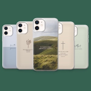 Peut inclure: Cinq coques de téléphone avec différents motifs. L'une d'elles porte les mots "faith fear". Une autre présente un paysage avec le texte "PUT JESUS FIRST ABOVE ALL THINGS". D'autres coques ont une croix et des motifs floraux.