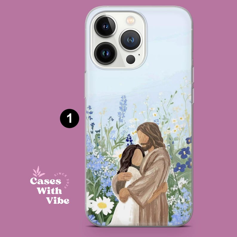 Puede incluir: Una funda de tel&eacute;fono con una ilustraci&oacute;n de dos figuras abraz&aacute;ndose en medio de flores. La funda tiene un fondo azul claro con un dise&ntilde;o floral y el texto "Cases With Vibe" en la esquina inferior izquierda.