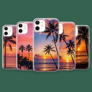 Puede incluir: Una colección de fundas para teléfonos con una escena de puesta de sol tropical. Cada funda muestra una vibrante puesta de sol sobre el océano, con siluetas de palmeras. El cielo transita del naranja al rosa y al azul.