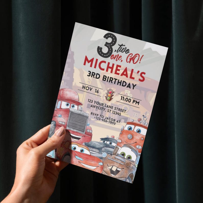 K&ouml;nnte beinhalten: Eine Geburtstagseinladung mit Cartoon-Autos. Die Einladung lautet "3, two, one, GO! Micheal's 3rd Birthday" mit Datum, Uhrzeit und RSVP-Informationen. Der Hintergrund zeigt eine Stadtansicht.