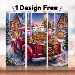 Op de afbeelding: Een cilindrische beker met een feestelijke kerstscène met een rode pick-up truck, peperkoekmannetjes en lachende dumplings met kerstmutsen. De laadbak is gevuld met ingepakte cadeaus en een krans. De tekst Merry Christmas is duidelijk zichtbaar.