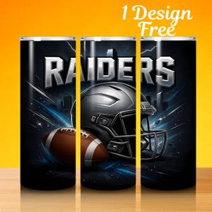 Könnte beinhalten: Schwarzer Becher mit einem silbernen Raiders-Helm- und Football-Design. Das Wort "RAIDERS" wird in silbernen Blockbuchstaben angezeigt. Der Hintergrund zeigt eine Stadtlandschaft, Blitze und den Text "1 Design Free".