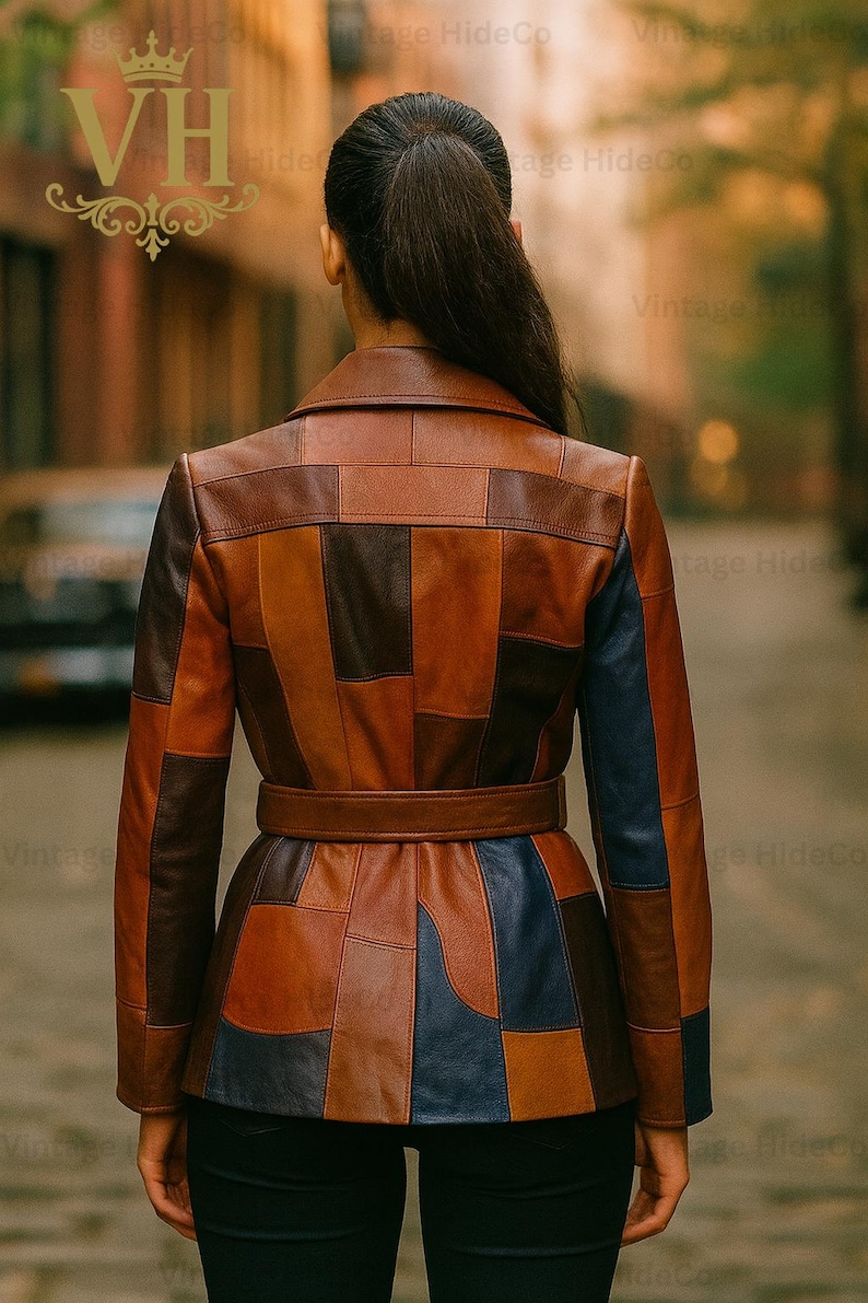 Puede incluir: Chaqueta de cuero patchwork en tonos marr&oacute;n y azul marino, con cintur&oacute;n en la cintura y cuello cl&aacute;sico. El dise&ntilde;o de la chaqueta est&aacute; compuesto por formas geom&eacute;tricas, creando un look &uacute;nico y elegante.