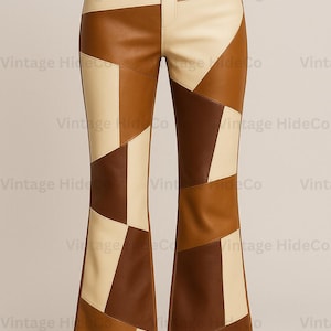 Könnte beinhalten: Ausgestellte Hose mit Patchwork in Creme, Beige und Braun. Die hoch taillierte Hose hat ein geometrisches Design. Der Markenname "Vintage HideCo" ist im Bild sichtbar.