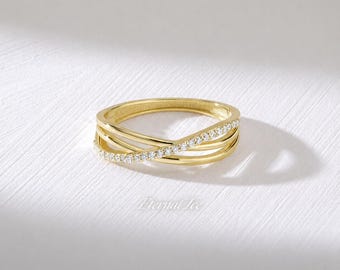Pierścionek z krzyżem wykonany ze złota próby 14 karatów | Minimalistyczna obrączka z diamentami Pavé