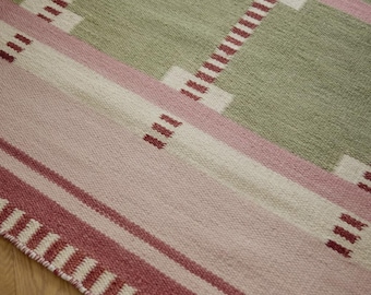 Tappeto Dhurrie in lana a tessitura piatta, tessuto a mano, con motivi geometrici verde salvia e rosa, tappeto Kilim indiano fatto a mano, tappeto moderno in stile boho-farmhouse.