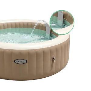 Peut inclure: Un jacuzzi gonflable avec un extérieur beige et un bord supérieur blanc. Une fontaine d'eau se courbe au-dessus de l'eau. La marque "INTEX" est visible sur le côté. L'eau est de couleur bleu clair.