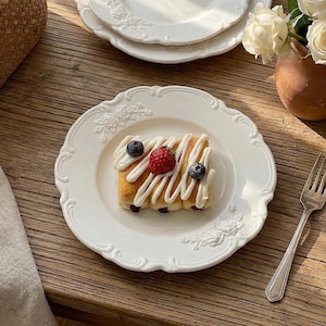 Vintage präglade rosor i keramik – krämvit viktoriansk porslin