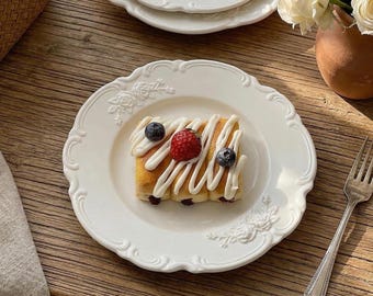 ヴィンテージ風エンボス加工ローズセラミックプレート – クリームホワイトのビクトリアンディナーウェア