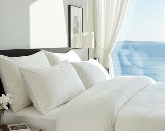 Conjunto de capa de edredom de luxo em cetim de algodão listrado off-white, macio e sedoso, estilo Japandi, com qualidade de hotel.