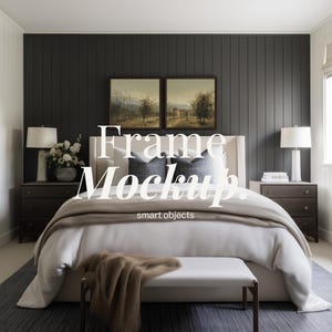 Op de afbeelding: Een slaapkamerinterieur met een bed met witte en beige beddengoed, geaccentueerd door decoratieve kussens. Twee ingelijste landschapsschilderijen hangen aan de donkergrijze muur. De kamer omvat nachtkastjes, lampen en een bank. De tekst "Frame Mockup" is zichtbaar.