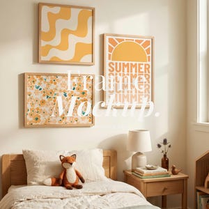 Könnte beinhalten: Drei gerahmte Wandbilder über einem Bett. Ein quadratischer Druck zeigt gelbe Wellenlinien, ein vertikaler Druck zeigt eine gelbe Sonne mit dem Text SUMMER und ein horizontaler Druck zeigt ein gelbes und blaugrünes Blumenmuster.