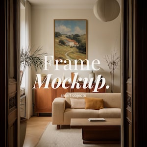 Op de afbeelding: Interieur met een ingelijst landschapsschilderij boven een houten kast. Een beige bank met kussens en een houten salontafel staan voor de kast. De tekst "Frame Mockup. smart objects" wordt weergegeven.