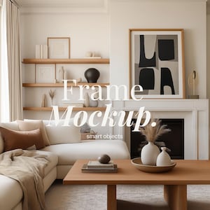 Puede incluir: Un salón moderno con un sofá blanco, una mesa de centro de madera y una gran obra de arte abstracta enmarcada. La habitación está decorada en tonos neutros de beige, marrón y blanco, creando una estética minimalista. El texto "Frame Mockup" es visible.