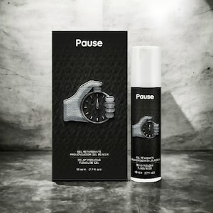 May include: A black box and a white bottle of "Pause" delay prolong pleasure gel. The box and bottle feature the word "Pause" in white, along with a graphic of a hand holding a stopwatch. The box and bottle also include the text "GEL RETARDANTE PROLONGADOR DEL PLACER DELAY PROLONG PLEASURE GEL" and "50 ml (1.7 fl oz)."