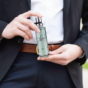 Men’s pheromone cologne with clean musk scent