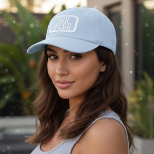 Peut inclure: Casquette de baseball bleu clair avec une visière incurvée. La casquette arbore un écusson rectangulaire blanc avec l'inscription "SAN DIEGO". Fabriquée dans une matière souple, elle est idéale pour les activités de plein air.