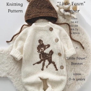 Pode incluir: Um macacão de malha cor de creme com um gráfico de cervo castanho e quatro botões laterais, acompanhado por um gorro de malha castanho a condizer com orelhas. O texto inclui Knitting Pattern, Little Fawn romper, tamanhos 56-80cm e Little Fawn Bonnet tamanhos 0-4 anos.