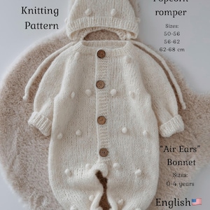 Op de afbeelding: Een crèmegekleurde gebreide babyromper en muts. De romper heeft een knoopsluiting en is versierd met kleine, getextureerde bolletjes. De muts heeft beerachtige oren. De afbeelding bevat tekst met "Knitting Pattern", "Popcorn romper" en "Air Ears Bonnet".