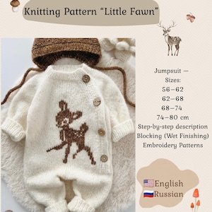 Op de afbeelding: Een witte gebreide jumpsuit met een bruine reekalf-afbeelding, voorzien van vier houten knopen aan de zijkant. De tekst luidt: Knitting Pattern Little Fawn, Jumpsuit Sizes 56-62, 62-68, 68-74, 74-80 cm, Step-by-step description, Blocking, Embroidery Patterns, English, Russian.