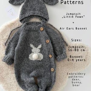 Può includere: Una tutina in maglia grigia e un cappellino abbinato con orecchie lunghe. La tutina presenta una silhouette di coniglio bianca con una coda a pon-pon e bottoni in legno. Testo: Knitting Patterns, Jumpsuit Little Fawn, Air Ears Bonnet, Sizes: Jumpsuit 56-80 cm, Bonnet 0-4 years, Embroidery patterns: deer, bunny, bear.