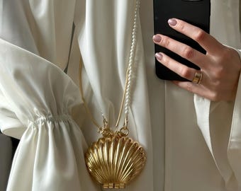 Pochette a forma di conchiglia in metallo con catena di perle, mini borsa a tracolla a forma di conchiglia color oro e argento, borsetta estetica da sirena, accessorio da sposa per matrimoni in spiaggia.