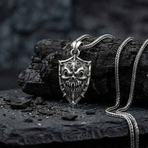 Collar con colgante de escudo estilo horror con máscara de monstruo gótica