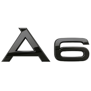 Pode incluir: Emblema "A6" preto brilhante. As letras e o número estão em negrito, sem serifa, com uma superfície refletora. Provavelmente um emblema de veículo.