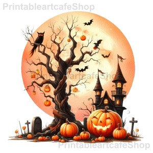 Op de afbeelding: Een Halloween-illustratie met een grote oranje volle maan, een donkere, kronkelige boom met hangende pompoenen, een zwarte uil, vliegende vleermuizen, een kasteel met verlichte ramen en verschillende pompoenen op de grond.