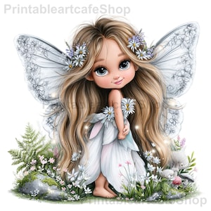 Peut inclure: Une illustration de fée aux longs cheveux châtain clair, grands yeux bleus et ailes translucides à motifs floraux. Le personnage porte une robe en pétales blancs ornée de petites marguerites, entouré de fougères vertes, rochers et fleurs.