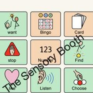 Op de afbeelding: Een kleurrijk educatief bordspel met diverse geïllustreerde iconen en woorden, waaronder "Bingo", "Card" en "Picture". De tekst "The Sensory Booth" is ook zichtbaar. Het spel is ontworpen voor leren en communicatie.