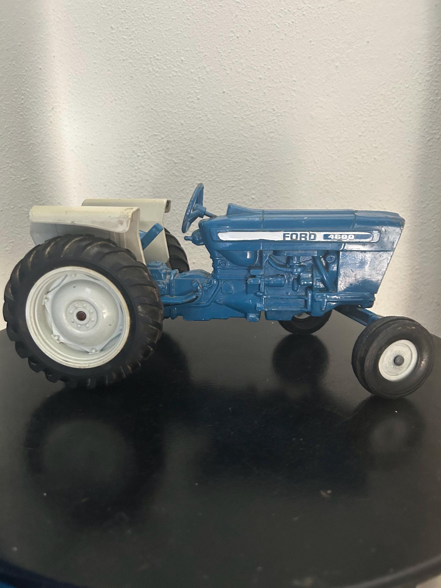 Ford 4600 トラクター 1970年代 金属製 ミニカー 4600 Ford Tractor