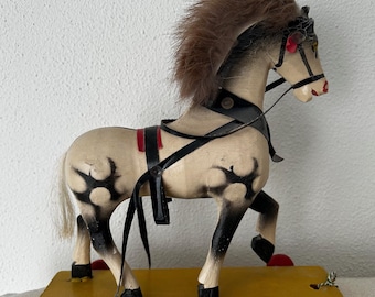 Caballo de madera antiguo para tirar - Fabricado en Alemania en los años 50