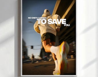 Könnte beinhalten: Ein gerahmter Druck, der eine Person beim Laufen in einer Stadt zeigt. Die Person trägt einen weißen Kapuzenpullover, Shorts und Laufschuhe. Der Text "NO ONE'S COMING TO SAVE YOU" ist in weißer Schrift dargestellt.