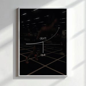Puede incluir: Impresión enmarcada con una imagen borrosa de un corredor en una pista. La obra de arte incluye las palabras "don't" y "quit" con un gráfico de líneas, que simboliza la perseverancia y la motivación. El fondo es oscuro con líneas de pista.