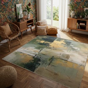 Può includere: Un tappeto astratto con un design moderno. Il tappeto presenta una miscela di toni verdi, oro e neutri, creando un effetto strutturato e pittorico. Il tappeto è posato su un pavimento in legno, completando l'arredamento della stanza.
