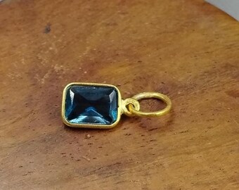 Handgemaakte 18k gouden london blauwe topaas bedel, baguetteblauwe edelsteen