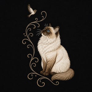 Könnte beinhalten: Ein Stickdesign auf schwarzem Hintergrund mit einer cremefarbenen und braunen Siamkatze mit leuchtend blauen Augen, die zu einem kleinen Vogel aufschaut. Die Katze ist von komplizierten, wirbelnden beigefarbenen Rankenmustern umgeben.
