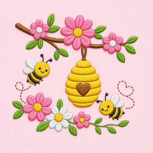 Pode incluir: Um design de bordado apresentando uma colmeia amarela com um coração castanho no centro, pendurada num ramo castanho com flores cor-de-rosa e folhas verdes. Duas pequenas abelhas amarelas e pretas com asas brancas voam perto num fundo rosa.