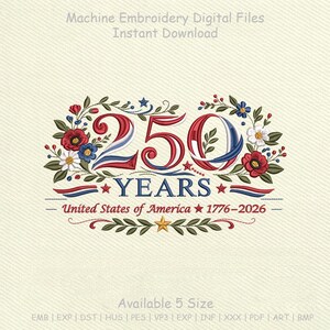 K&ouml;nnte beinhalten: Ein Stickdesign zum 250-j&auml;hrigen Jubil&auml;um der Vereinigten Staaten von Amerika, 1776-2026. Das Design zeigt die Zahl "250" in Rot und Blau, umgeben von floralen Elementen und dem Text "YEARS" und "United States of America".
