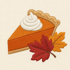 Op de afbeelding: Een geborduurde patch met een punt oranje pompoentaart, bekroond met een witte toef slagroom. Het taartpuntje ligt naast twee gedetailleerde herfstbladeren, één in dieprood en één in goudgeel, op een crèmekleurige ondergrond van textiel.