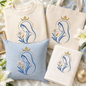 Pu&ograve; includere: Una felpa color crema, una borsa tote color crema, un cuscino quadrato azzurro e un asciugamano color crema, ognuno con un ricamo identico di una donna con velo, una corona e un giglio in fili blu, bianchi e dorati.