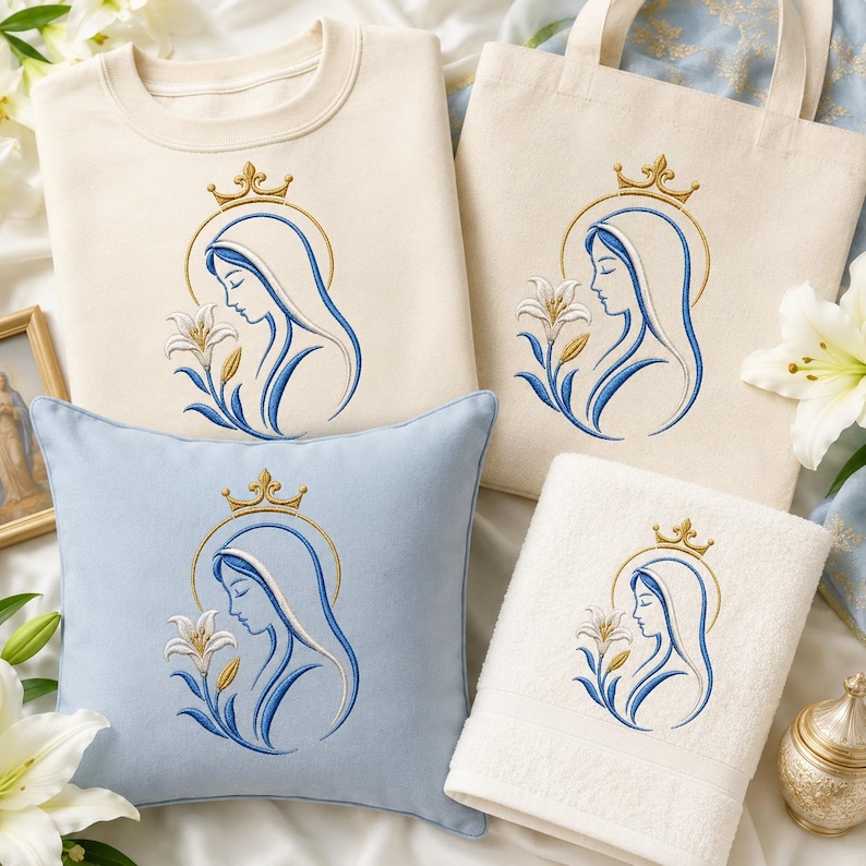 Pu&ograve; includere: Una felpa color crema, una borsa tote color crema, un cuscino quadrato azzurro e un asciugamano color crema, ognuno con un ricamo identico di una donna con velo, una corona e un giglio in fili blu, bianchi e dorati.