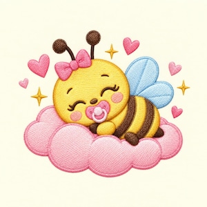 Pode incluir: Um emblema bordado apresentando uma abelha com listras amarelas e castanhas, com um laço rosa e uma chupeta, descansando sobre uma nuvem rosa. O design é rodeado por pequenos corações rosas e estrelas amarelas de quatro pontas num fundo creme.