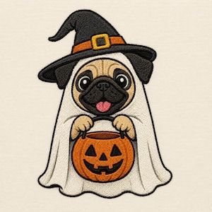 Puede incluir: Un parche bordado que muestra un perro pug de color canela con un disfraz de fantasma blanco y un sombrero de bruja negro con una banda naranja y una hebilla amarilla. El pug sostiene un cubo de calabaza naranja con una cara negra tallada.