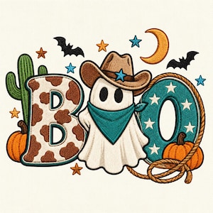 Può includere: Un disegno ricamato con la parola BOO, un fantasma bianco con cappello da cowboy marrone e bandana turchese. La lettera B ha una stampa muccata marrone, la O è turchese con stelle bianche e bordo a corda, con cactus e zucche.